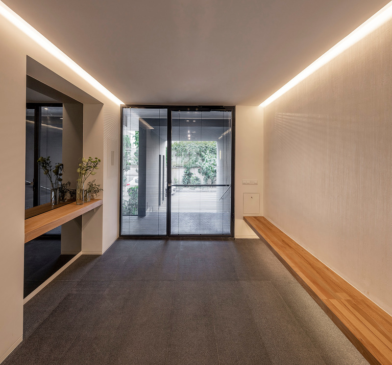 Dossier de presse | 6573-01 - Communiqué de presse | VOID+ - Studio Pousti - Architecture résidentielle -  Main entrance looking in to the street - Crédit photo : Parham Taghioff_Persia Photography center