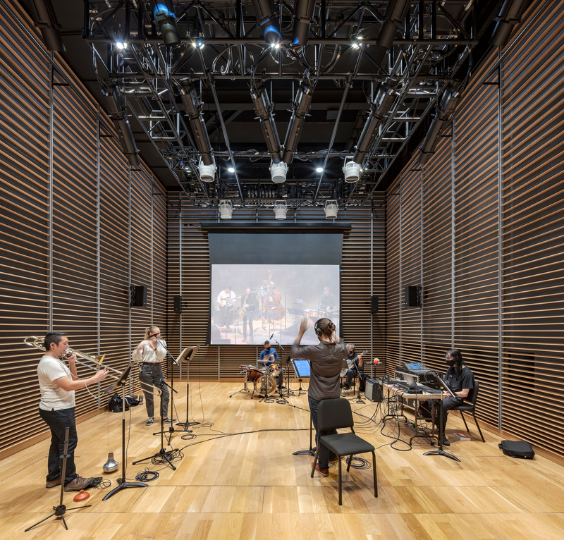 Press kit | 1844-02 - Press release | San Francisco Conservatory of Music’s New Ute and William K. Bowes, Jr. Center - Mark Cavagnero Associates - Institutional Architecture -  Studio G, a black-box Technology Hall in the building’s basement level, is a flexible performance space with a state-of-the-art recording studio.    - Photo credit: Kyle Jeffers