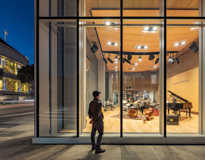 Press kit | 1844-02 - Press release | San Francisco Conservatory of Music’s New Ute and William K. Bowes, Jr. Center - Mark Cavagnero Associates - Institutional Architecture - On-lookers gather to watch rehearsals and concerts taking place in the recital hall. - Photo credit: Kyle Jeffers