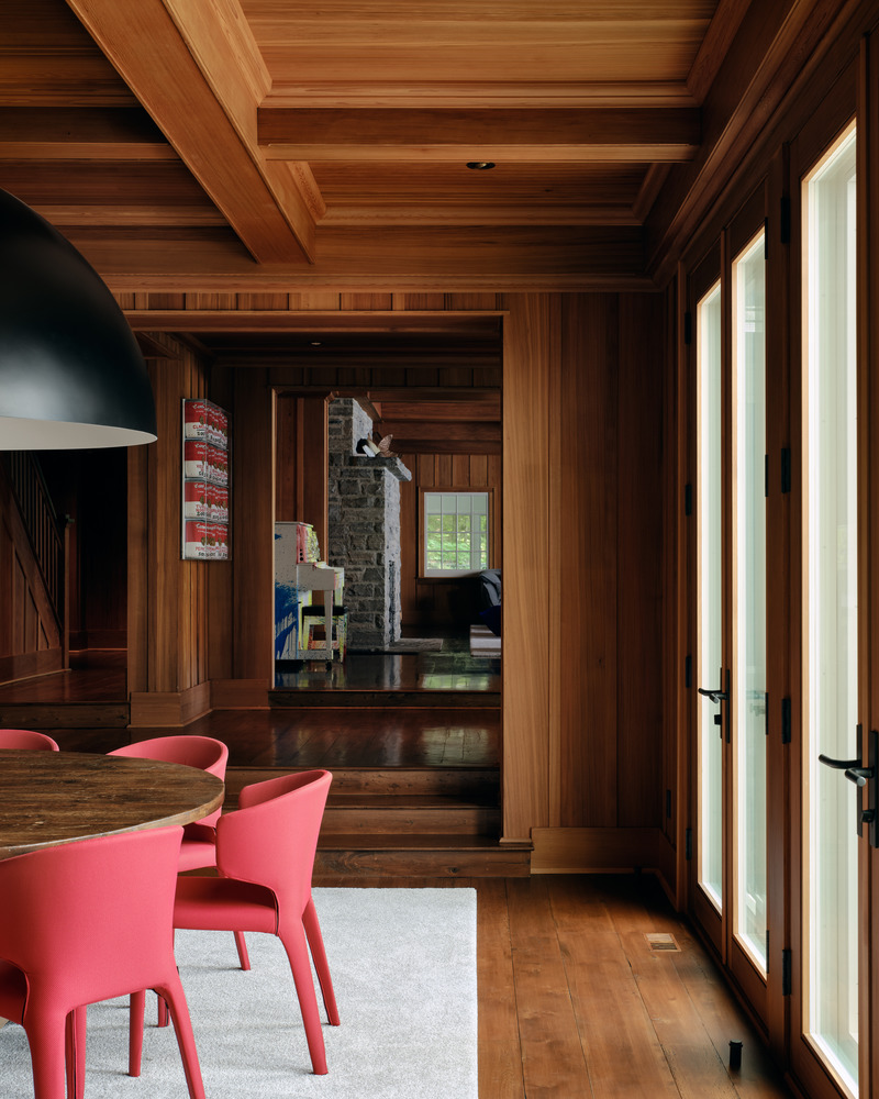 Dossier de presse | 2942-03 - Communiqué de presse | Muskoka Cottage - Reigo & Bauer - Design d’intérieur résidentiel - <p style=""> Dining Room Detail</p><p style=""><br></p><p style="">- Hola 367 chair Cassina<br>- Avico suspension lamp Fontana Arte<br>- Object Carpet custom rug by Are &amp; Be<br> </p> - Crédit photo : Doublespace Photography