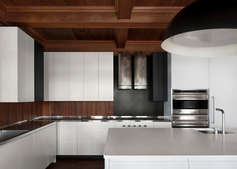 Dossier de presse | 2942-03 - Communiqué de presse | Muskoka Cottage - Reigo & Bauer - Design d’intérieur résidentiel - <p> Kitchen</p><p style=""><br style="">- Avico suspension lamp Fontana Arte<br>- Custom kitchen by Reigo &amp; Bauer with Renca + Heilimo<br style=""> </p> - Crédit photo : Doublespace Photography 