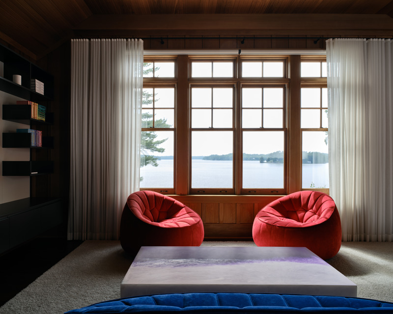Dossier de presse | 2942-03 - Communiqué de presse | Muskoka Cottage - Reigo & Bauer - Design d’intérieur résidentiel - Master Bedroom Lounge - Crédit photo : Doublespace Photography 