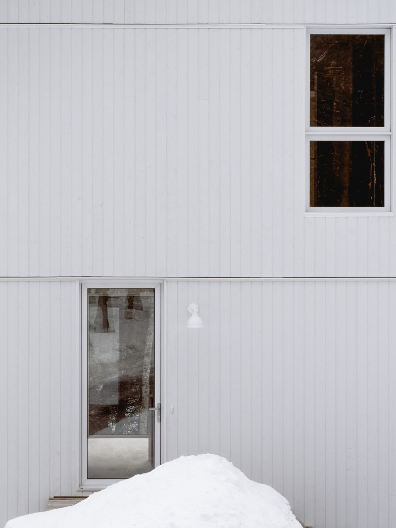Dossier de presse | 1685-06 - Communiqué de presse | Schnee-Eule - Atelier L'Abri - Architecture résidentielle - façade de bois blanc - Crédit photo : Raphaël Thibodeau 