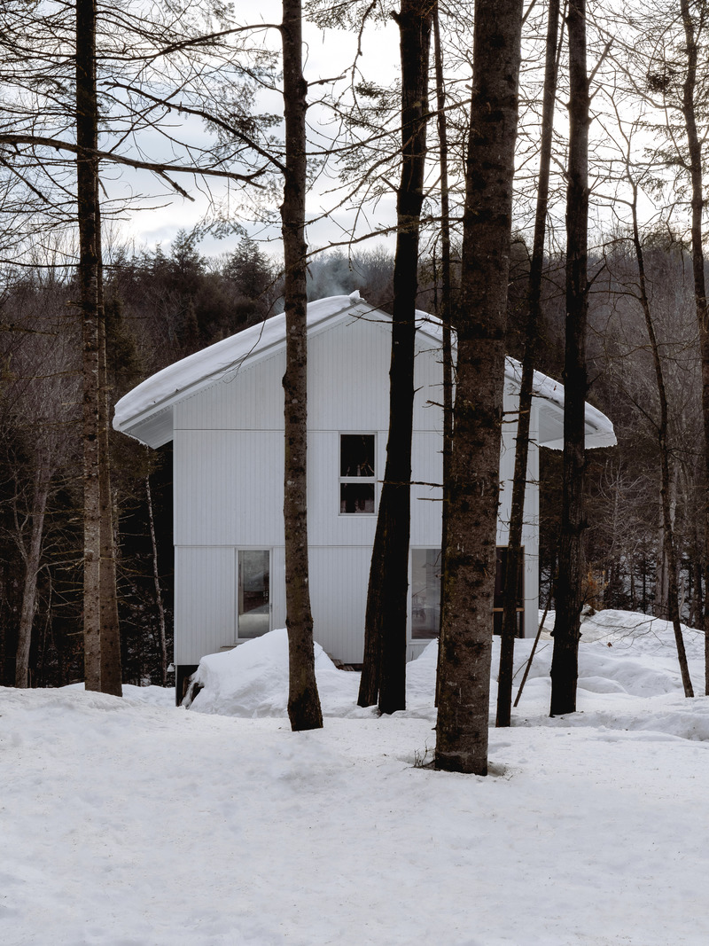 Dossier de presse | 1685-06 - Communiqué de presse | Schnee-Eule - Atelier L'Abri - Architecture résidentielle - façade avant - Crédit photo : Raphaël Thibodeau 
