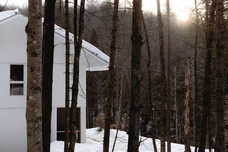 Dossier de presse | 1685-06 - Communiqué de presse | Schnee-Eule - Atelier L'Abri - Architecture résidentielle - lever du soleil - Crédit photo : Raphaël Thibodeau 