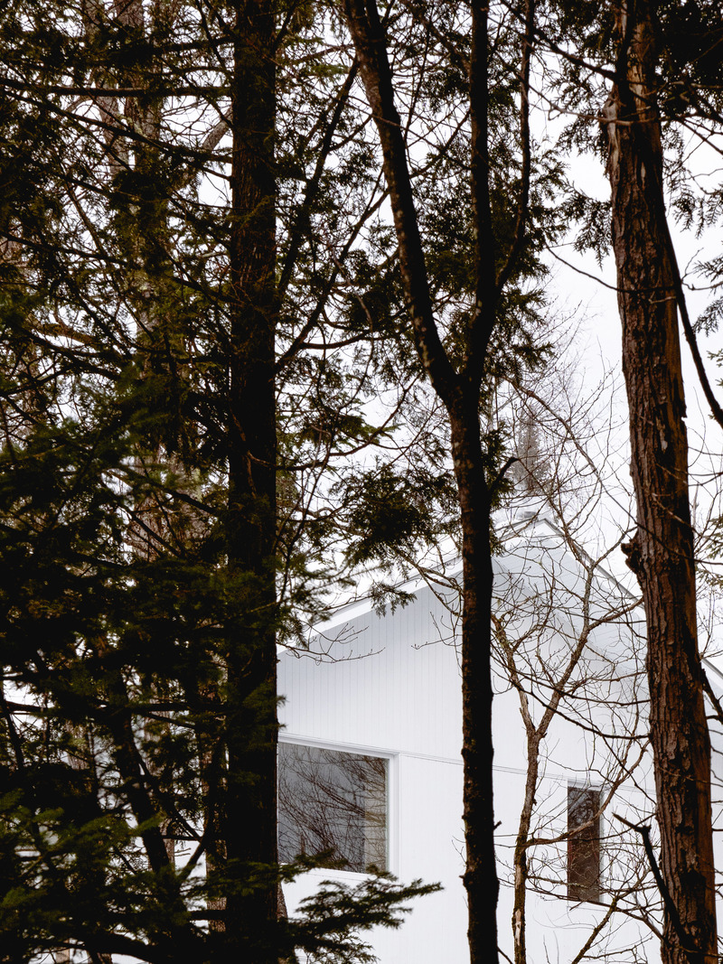 Dossier de presse | 1685-06 - Communiqué de presse | Schnee-Eule - Atelier L'Abri - Architecture résidentielle - maison dans la forêt - Crédit photo : Raphaël Thibodeau 