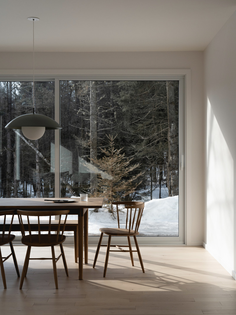 Dossier de presse | 1685-06 - Communiqué de presse | Schnee-Eule - Atelier L'Abri - Architecture résidentielle - salle à manger - Crédit photo : Raphaël Thibodeau 