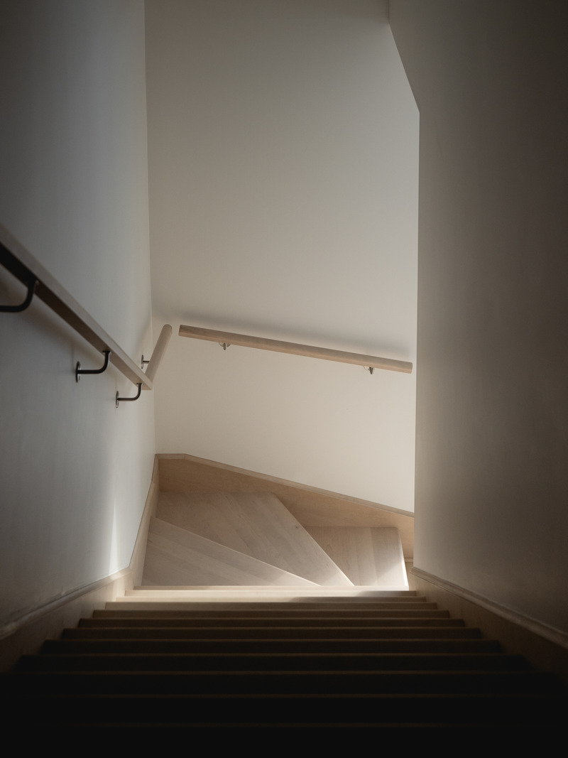 Dossier de presse | 1685-06 - Communiqué de presse | Schnee-Eule - Atelier L'Abri - Architecture résidentielle - escalier - Crédit photo : Raphaël Thibodeau 