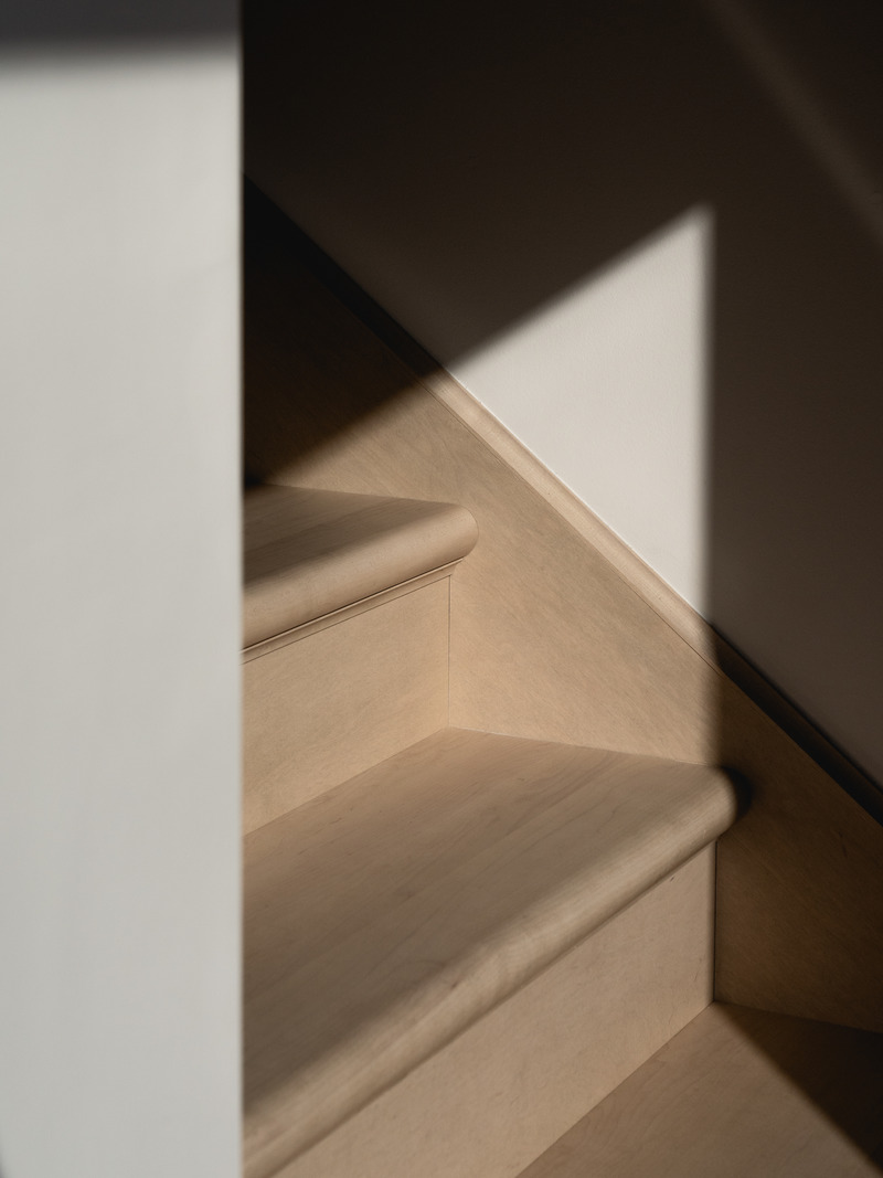 Dossier de presse | 1685-06 - Communiqué de presse | Schnee-Eule - Atelier L'Abri - Architecture résidentielle - détails d'escalier - Crédit photo : Raphaël Thibodeau 