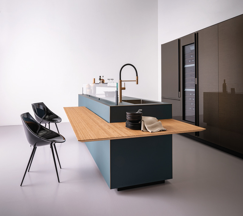 Press kit | 4565-02 - Press release | Valcucine Wins Two 2022 Good Design Awards - Valcucine - Industrial Design -  Artematica Soft Outline | new Insula breakfast bar with a tapered profile and rounded corners in line with the sinuosity of the Soft Outline profile.  - Photo credit:  Michele Salucci | ImmaginAria 