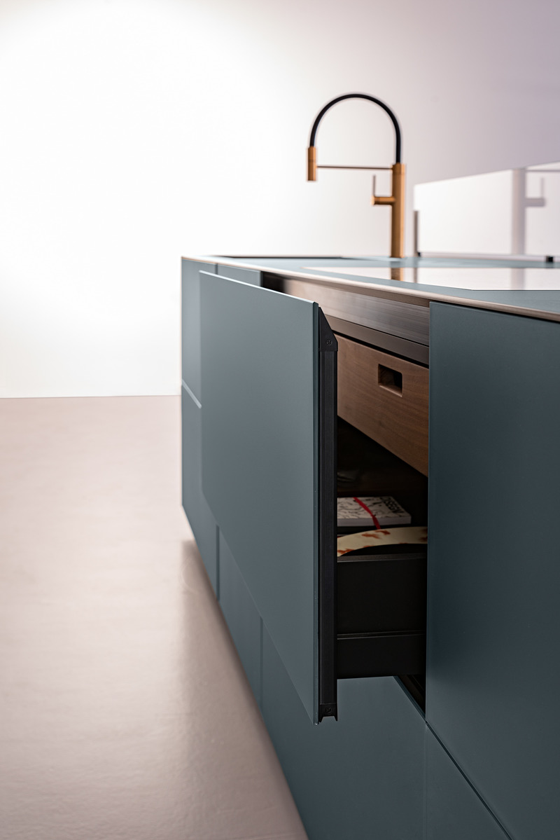 Press kit | 4565-02 - Press release | Valcucine Wins Two 2022 Good Design Awards - Valcucine - Industrial Design - Artematica Soft Outline | Artematica kitchen glass door detail - Photo credit:  Michele Salucci | ImmaginAria 