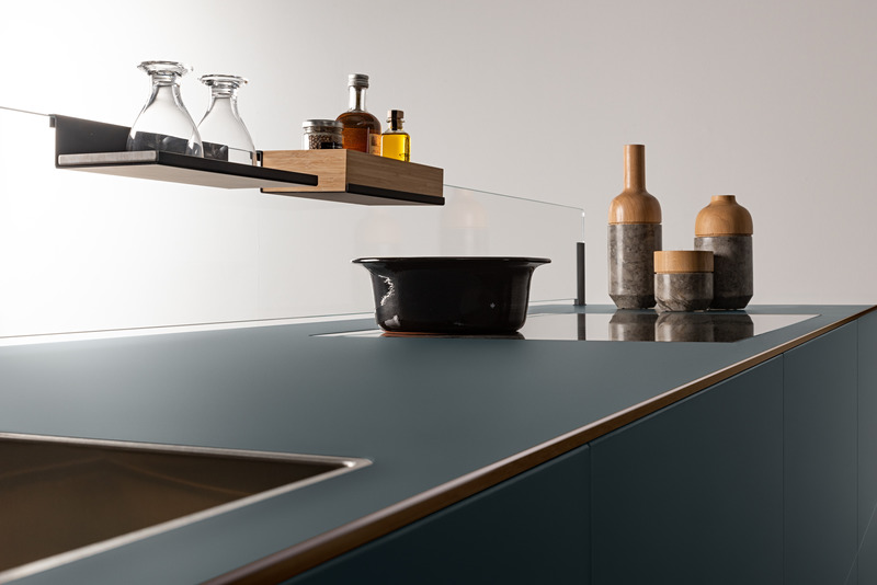 Press kit | 4565-02 - Press release | Valcucine Wins Two 2022 Good Design Awards - Valcucine - Industrial Design -  Artematica Soft Outline island with <p class="">glass splashguard</p> - Photo credit:  Michele Salucci | ImmaginAria 