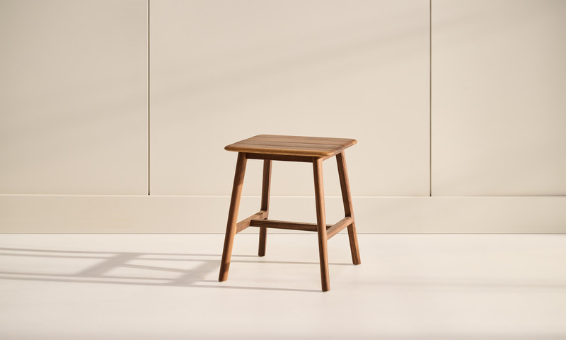 Dossier de presse | 1077-10 - Communiqué de presse | Chute de Bois : Une collection de petites pièces - Kastella - Produit - Le tabouret à lattes en noyer - Crédit photo : Adam Stein