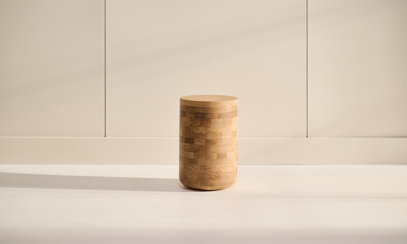 Dossier de presse | 1077-10 - Communiqué de presse | Chute de Bois : Une collection de petites pièces - Kastella - Produit - La souche en chêne blanc - Crédit photo : Adam Stein