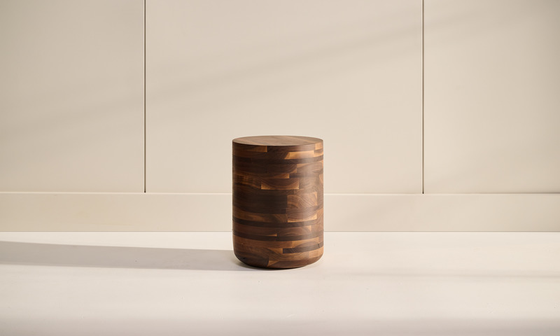 Dossier de presse | 1077-10 - Communiqué de presse | Chute de Bois : Une collection de petites pièces - Kastella - Produit - La souche en noyer - Crédit photo : Adam Stein