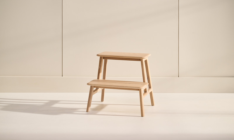 Dossier de presse | 1077-10 - Communiqué de presse | Chute de Bois : Une collection de petites pièces - Kastella - Produit - Le marchepied à lattes en chêne blanc - Crédit photo : Adam Stein