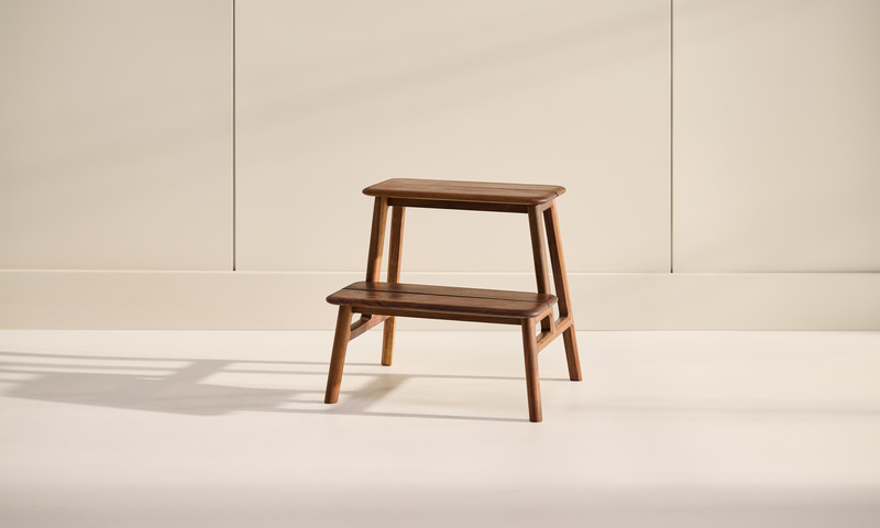 Dossier de presse | 1077-10 - Communiqué de presse | Chute de Bois : Une collection de petites pièces - Kastella - Produit - Le marchepied à lattes en noyer  - Crédit photo : Adam Stein