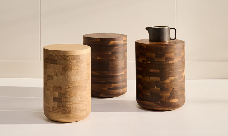 Dossier de presse | 1077-10 - Communiqué de presse | Chute de Bois : Une collection de petites pièces - Kastella - Produit - La souche en noyer et chêne blanc - Crédit photo : Adam Stein