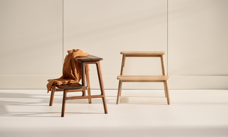 Dossier de presse | 1077-10 - Communiqué de presse | Chute de Bois : Une collection de petites pièces - Kastella - Produit - Le marchepied à lattes en noyer et chêne blanc - Crédit photo : Adam Stein