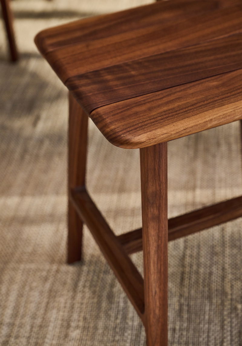 Dossier de presse | 1077-10 - Communiqué de presse | Chute de Bois : Une collection de petites pièces - Kastella - Produit - Le tabouret à lattes en noyer - Crédit photo : Adam Stein