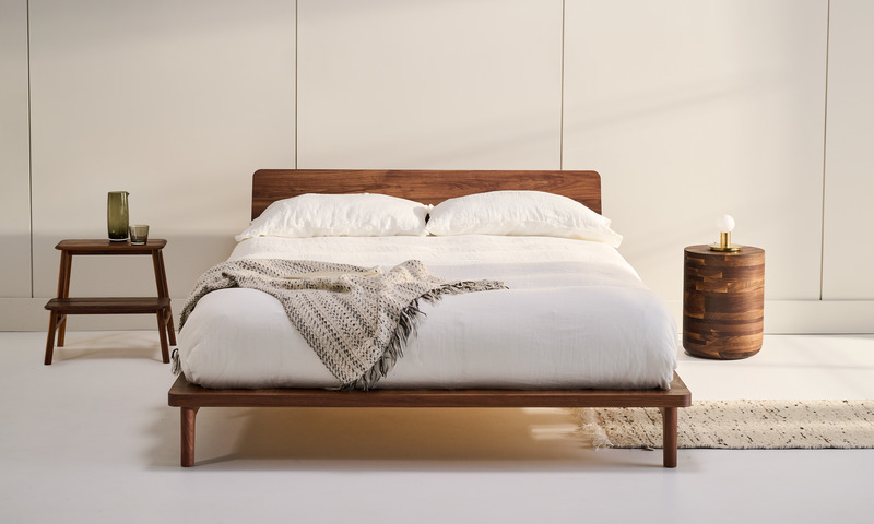 Dossier de presse | 1077-10 - Communiqué de presse | Chute de Bois : Une collection de petites pièces - Kastella - Produit - Le lit B102, le marchepied à lattes et la souche en noyer - Crédit photo : Adam Stein