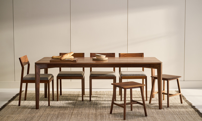 Dossier de presse | 1077-10 - Communiqué de presse | Chute de Bois : Une collection de petites pièces - Kastella - Produit - La table T110B, la chaise C204 et le tabouret à lattes en noyer - Crédit photo : Adam Stein