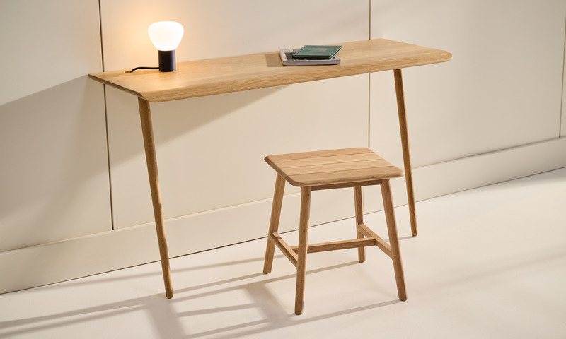 Dossier de presse | 1077-10 - Communiqué de presse | Chute de Bois : Une collection de petites pièces - Kastella - Produit - Le bureau T406 et le tabouret à lattes en chêne blanc - Crédit photo : Adam Stein