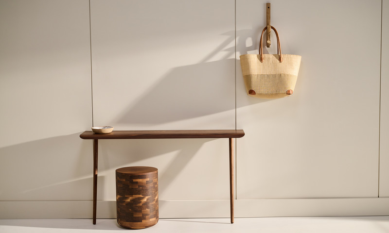 Dossier de presse | 1077-10 - Communiqué de presse | Chute de Bois : Une collection de petites pièces - Kastella - Produit - Le bureau T406 et la souche en noyer - Crédit photo : Adam Stein