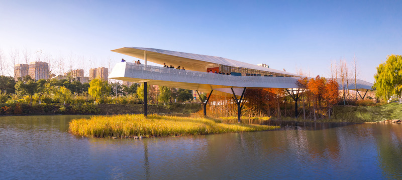 Dossier de presse | 2696-03 - Communiqué de presse | A Floating Forest: Fish Tail Park in Nanchang City - Turenscape - Architecture de paysage - <p>At the main entrance, an overpass is integrated with an art gallery and cafeteria, providing a day and night attraction.  At the end of the overpass is a pavilion overlooking Aixi Lake offering a sweeping vantage of the city’s skyline.</p> - Crédit photo : Turenscape