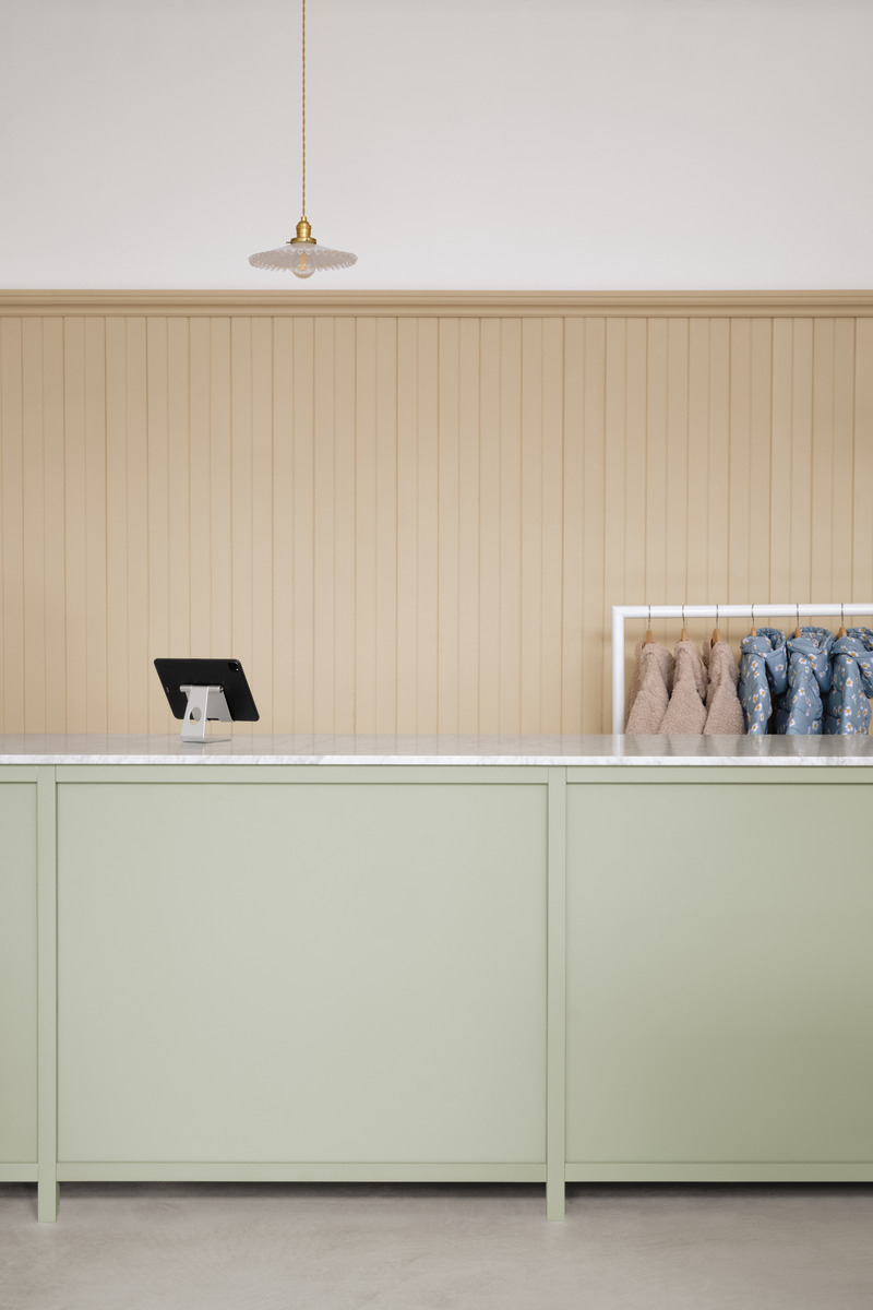 Press kit | 4241-05 - Press release | Billie Le Kid Boutique - Vives St-Laurent - Commercial Interior Design - Counter - Photo credit: Alex Lesage
