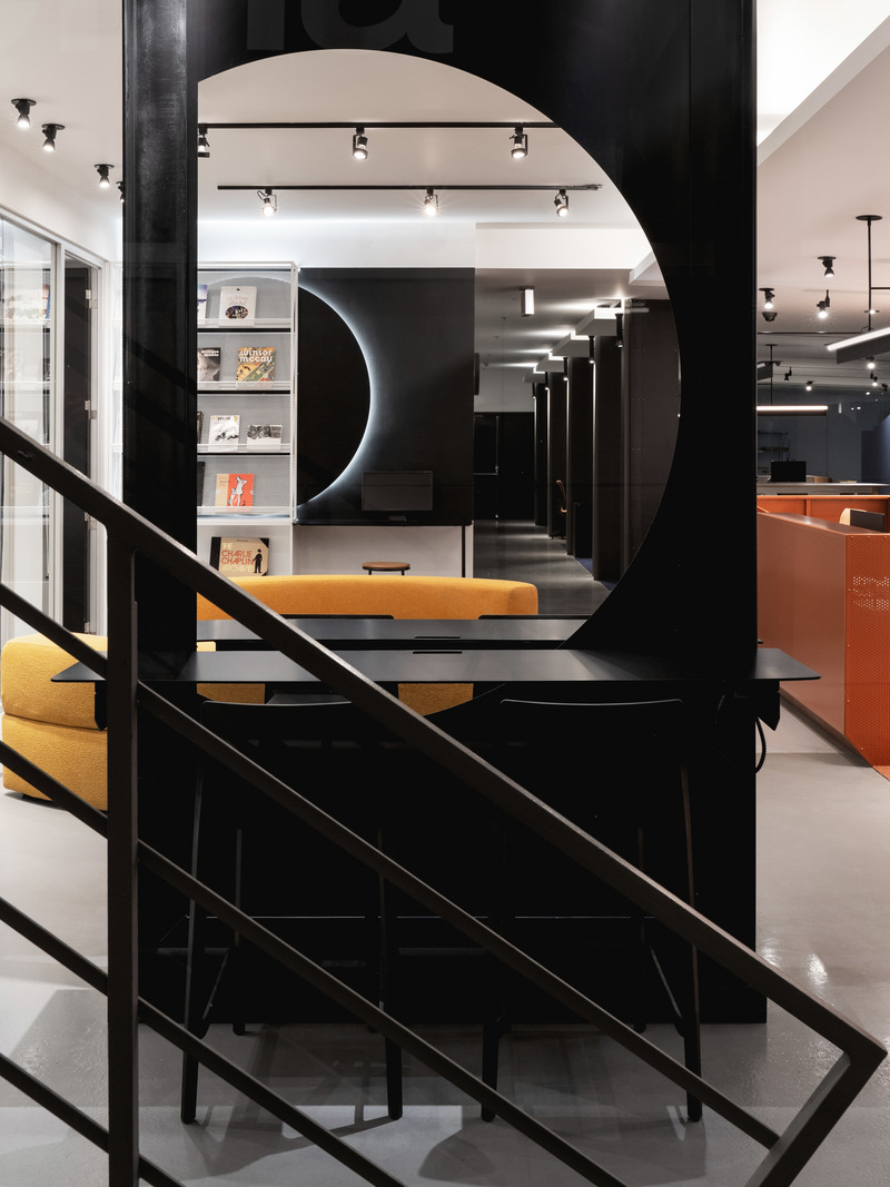 Dossier de presse | 5794-02 - Communiqué de presse | Revitalisation de la Médiathèque Guy-L.Côté par Inscape le Studio - Inscape le studio - Design d’intérieur commercial - Zone lounge - point focal - Crédit photo : Raphaël Thibodeau