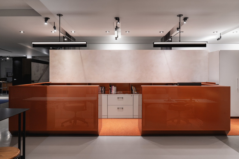 Dossier de presse | 5794-02 - Communiqué de presse | Revitalisation de la Médiathèque Guy-L.Côté par Inscape le Studio - Inscape le studio - Design d’intérieur commercial - Zone d'accueil - comptoir d'acier perforé - Crédit photo : Raphaël Thibodeau