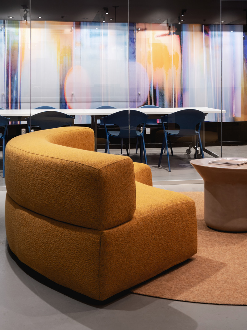 Dossier de presse | 5794-02 - Communiqué de presse | Revitalisation de la Médiathèque Guy-L.Côté par Inscape le Studio - Inscape le studio - Design d’intérieur commercial - Zone lounge - Crédit photo : Raphaël Thibodeau