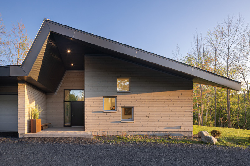 Dossier de presse | 6700-01 - Communiqué de presse | S-Pace 1628 - 1628 - Architecture résidentielle - Extérieur - côté nord et entrée principale<br> - Crédit photo : Stéphane Groleau
