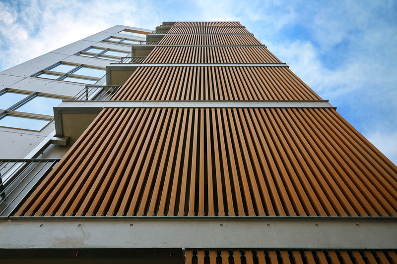 Dossier de presse | 6591-01 - Communiqué de presse | KIBA Tokyo Residence - SAKAE Architects & Engineers - Architecture résidentielle - Vertical wooden louver  - Crédit photo : Koji Fujii