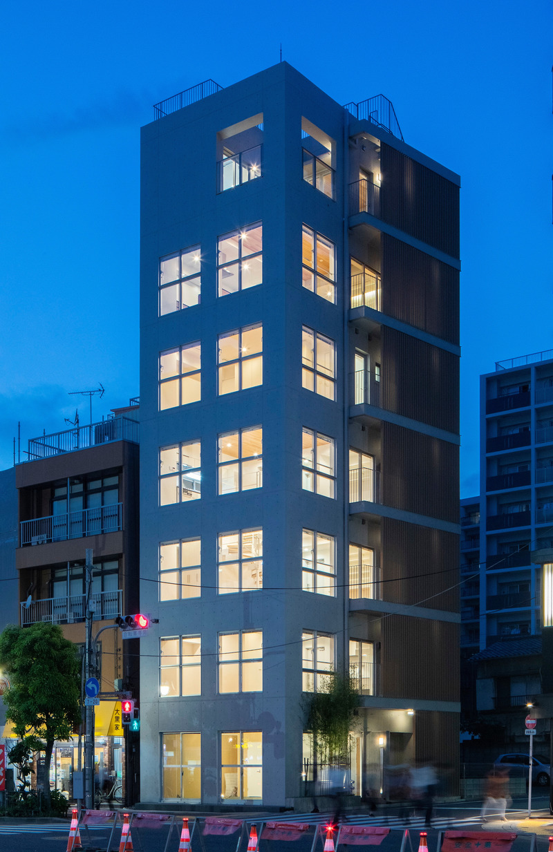 Dossier de presse | 6591-01 - Communiqué de presse | KIBA Tokyo Residence - SAKAE Architects & Engineers - Architecture résidentielle - Exterior View (nighttime) - Crédit photo : Yuichi Higurashi