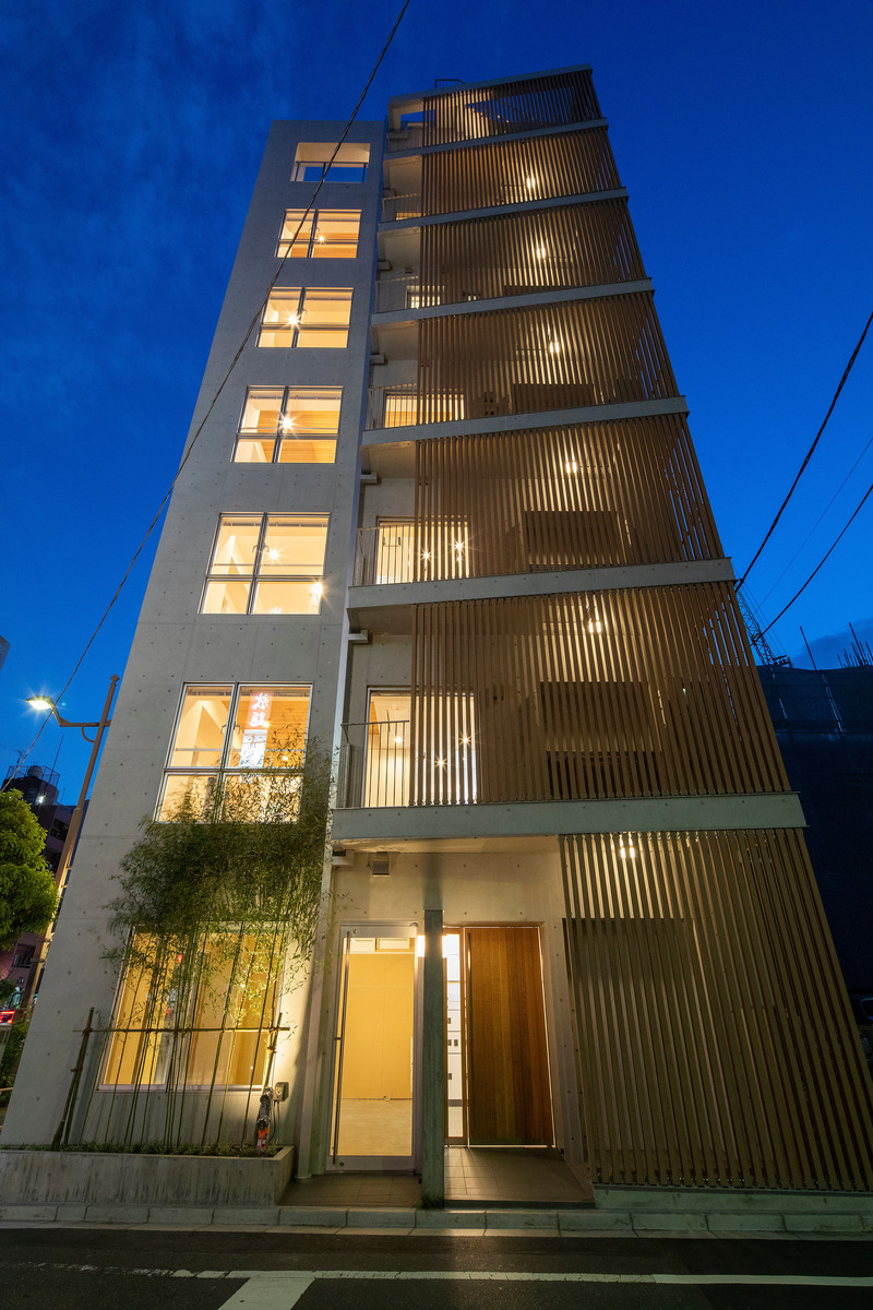 Dossier de presse | 6591-01 - Communiqué de presse | KIBA Tokyo Residence - SAKAE Architects & Engineers - Architecture résidentielle - Exterior View (nighttime) - Crédit photo : Yuichi Higurashi