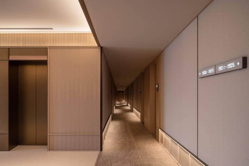 Press kit | 3531-08 - Press release | Intercity Hotel - Vermilion Zhou Design Group - Commercial Interior Design - Elevator hall and guest room aisle  - Photo credit: Wu Jian Quan