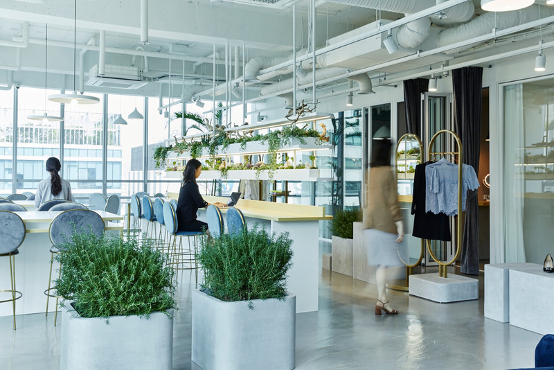 Press kit | 6576-02 - Press release | SCAAA Skillfully Aligns Critical Thinking and Creativity with Commerce - SCAAA - Commercial Architecture -  <p class="">BLDG BLCKS:  Designed by creatives for creatives, the communal spaces are constantly decorated with displays of original pieces. These multi-functional spaces are a dynamic expression of the creatives’ ongoing work and brand identities. </p>  - Photo credit:   <p class="" style="">Courtesy of SCAAA<br style=""></p>  