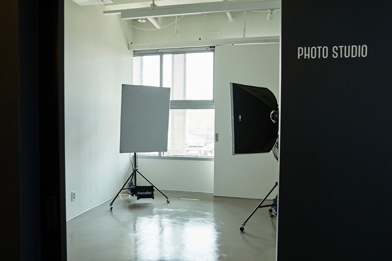 Press kit | 6576-02 - Press release | SCAAA Skillfully Aligns Critical Thinking and Creativity with Commerce - SCAAA - Commercial Architecture - <p class="">BLDG BLCKS:  With an acute understanding that many creative businesses need to generate a portfolio of selected works, SCAAA designed a professional photo studio for creatives to catalog their brands and services. </p> - Photo credit:   <p class="" style="">Courtesy of SCAAA<br style=""></p>  