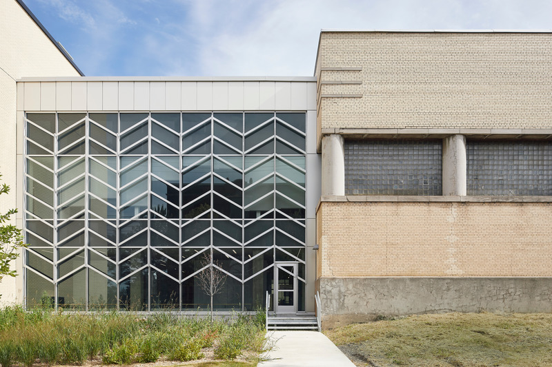 Press kit | 1057-13 - Press release | Rosemont Aquatic Center - Poirier Fontaine Architectes Inc. in collaboration with Riopel + associés architectes and KANVA - Institutional Architecture - Exterior facade revealing new addition and existing building - Photo credit: Maxime Brouillet