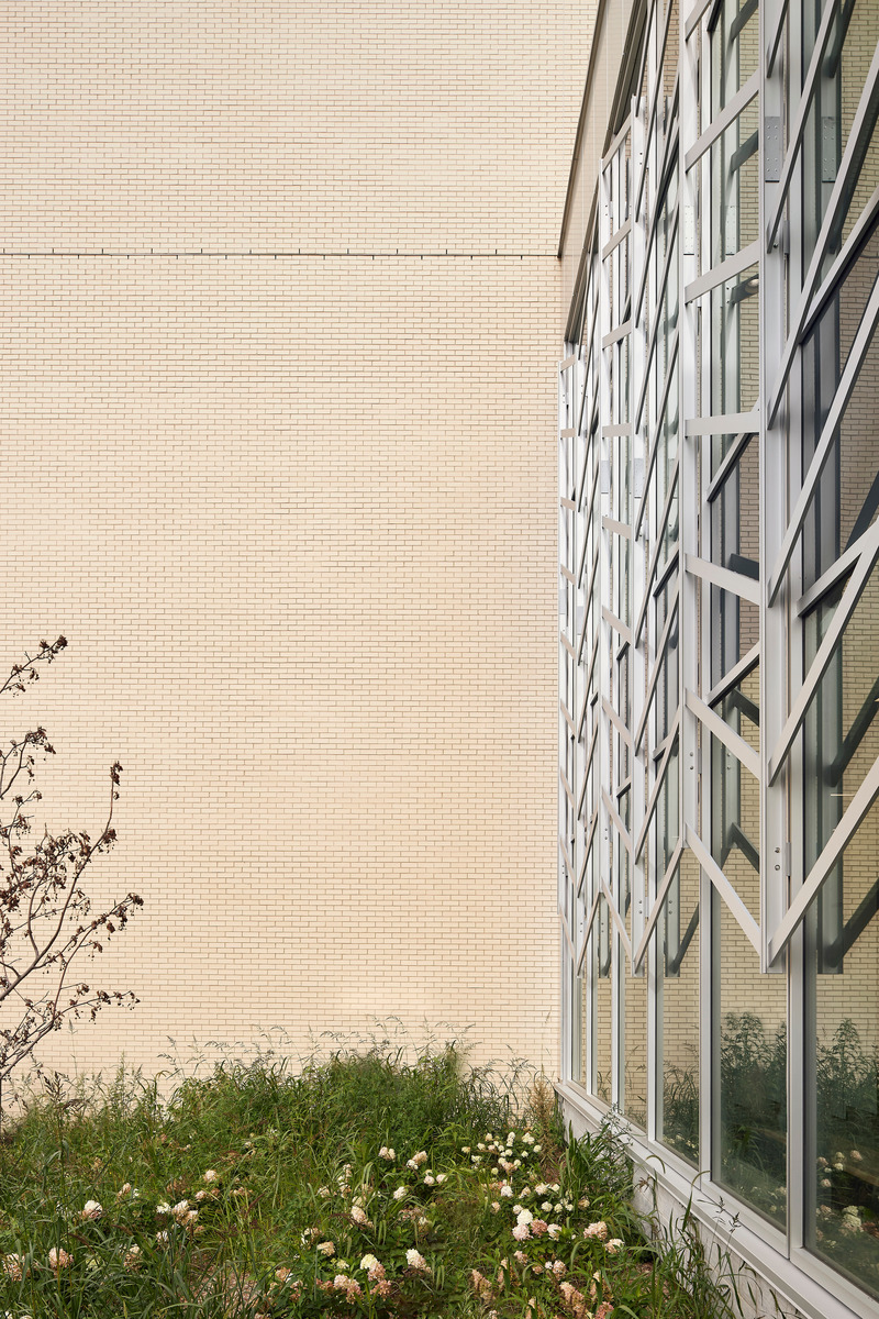 Press kit | 1057-13 - Press release | Rosemont Aquatic Center - Poirier Fontaine Architectes Inc. in collaboration with Riopel + associés architectes and KANVA - Institutional Architecture - Sun visors on the windows of the exterior facade - Photo credit: Maxime Brouillet