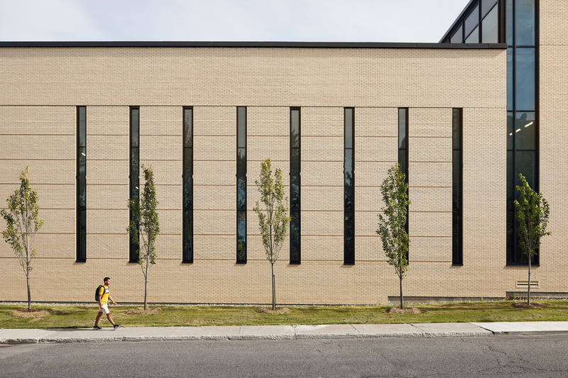 Press kit | 1057-13 - Press release | Rosemont Aquatic Center - Poirier Fontaine Architectes Inc. in collaboration with Riopel + associés architectes and KANVA - Institutional Architecture - Exterior facade punctuated with vertical windows - Photo credit: Maxime Brouillet