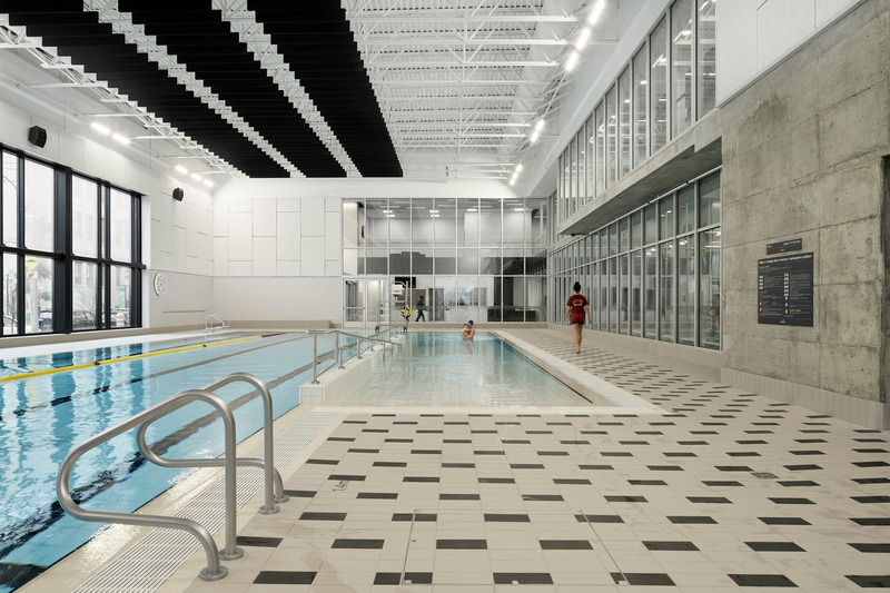 Press kit | 1057-13 - Press release | Rosemont Aquatic Center - Poirier Fontaine Architectes Inc. in collaboration with Riopel + associés architectes and KANVA - Institutional Architecture - <p>Acclimatization pool and its access ramp </p> - Photo credit: Maxime Brouillet