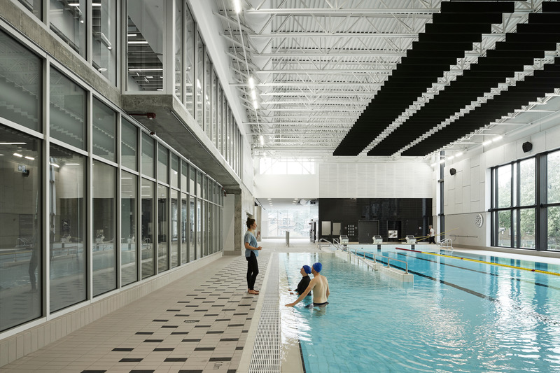 Press kit | 1057-13 - Press release | Rosemont Aquatic Center - Poirier Fontaine Architectes Inc. in collaboration with Riopel + associés architectes and KANVA - Institutional Architecture - Acclimatization pool and its access ramp - Photo credit: Maxime Brouillet