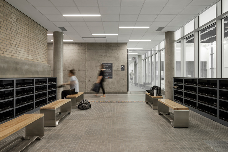 Press kit | 1057-13 - Press release | Rosemont Aquatic Center - Poirier Fontaine Architectes Inc. in collaboration with Riopel + associés architectes and KANVA - Institutional Architecture - Universal locker room - Photo credit: Maxime Brouillet