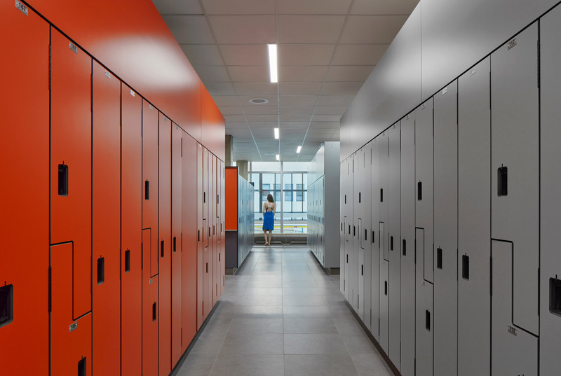 Press kit | 1057-13 - Press release | Rosemont Aquatic Center - Poirier Fontaine Architectes Inc. in collaboration with Riopel + associés architectes and KANVA - Institutional Architecture - Locker room visually connected to the pool  - Photo credit: James Brittain