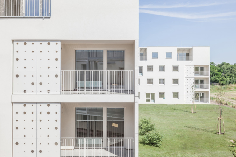 Dossier de presse | 2250-03 - Communiqué de presse | Finalist at A+ Awards 2022's Best Residential Firm - Nerma Linsberger ZT GmbH - Architecture résidentielle -  <p>Vienna</p><p>Social Housing</p><p>11.500 m²</p><p>completed</p><p>2016</p><p style=""><br></p><p class="">The building’s introverted structure is a response to its heterogeneous surroundings: the complex has clearly defined edges on the north, east, and west sides, and opens up to the south, where it faces wide open spaces. Two courtyard blocks build an urban space sequence, creating a south-facing relationship. Cuts, openings, and large windows structure the west, north, and east sides, entering a dialogue with the surrounding urban space.</p><p> </p><p class="">Building Structure</p><p class=""><br></p><p class="">The room modules, width of the rooms, and depth of the structure come together to form simple but very lively spaces. The portico, recessed from the façade, also serves as a meeting and gathering place. With its large and small openings, the transparent façade offers exciting spatial sequences, changing perspectives, and varied views.</p><p class="">Within the complex, the courtyard houses make the free space their own. The portico connects the three main buildings, creating interesting views and a distinctive living environment.</p><p> </p><p class=""><br></p><p class="">The changeable spatial structure offers openness and dynamism, accommodating a diversity of lifestyles (a first apartment, a growing family, etc.). The modular, optimized structure allows for great diversity. The apartments are very compact and use space economically. Smaller, single-level flats offer the same quality of life despite having less usable space. To give the compact apartments more space to “breathe,” some of the B Type apartments feature 4-metre living-room ceilings.</p><p> </p><p class=""><br></p><p class="">There are two different façade styles, each accompanying a different type of space. The “curtain” is the transparent skin by the portico, with larger and smaller openings that allow different view sequences, as well as letting in ample natural light. The room modules come with or without a loggia. Depending on the floor plan, they are designed to create irregular yet internally coherent patterns.</p><p> </p><p class=""><br></p><p class="">The project has a differentiated system of meeting rooms with varying degrees of privacy. Community rooms, a communal kitchen, as well as herb beds, community gardens, and the courtyards of the atrium homes offer a wide spectrum of diverse uses for community members. The design of the portico, staircases, and other connections results in small, manageable spaces. A large diversity of free spaces helps strengthen residents’ sense of identification with their housing complex. Additionally, the accommodation of disadvantaged social groups in the managed-living apartments on the ground floor should build stronger community ties and reduce prejudice.</p><p> </p>  - Crédit photo :   Thomas Hennerbichler  
