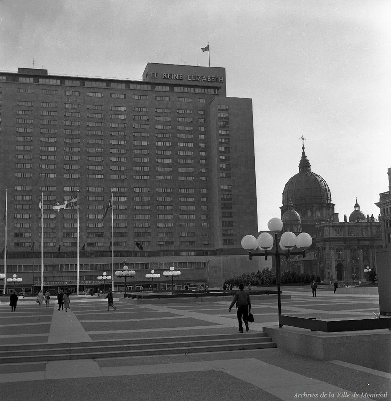 Dossier de presse | 1303-17 - Communiqué de presse | La nouvelle Esplanade PVM : une place publique ouverte sur la métropole - Sid Lee Architecture | Menkès Shooner Dagenais LeTourneux Architectes - Architecture de paysage - Esplanade PVM, 1962 - Crédit photo : Archives de la Ville de Montréal