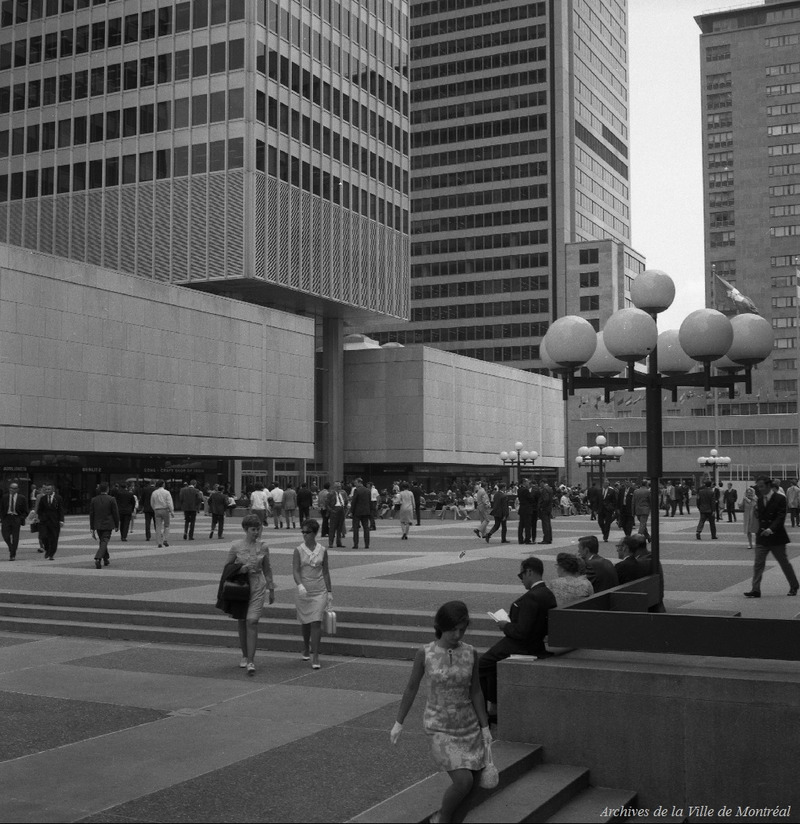 Dossier de presse | 1303-17 - Communiqué de presse | La nouvelle Esplanade PVM : une place publique ouverte sur la métropole - Sid Lee Architecture | Menkès Shooner Dagenais LeTourneux Architectes - Architecture de paysage - Esplanade PVM, 1962 - Crédit photo : Archives de la Ville de Montréal